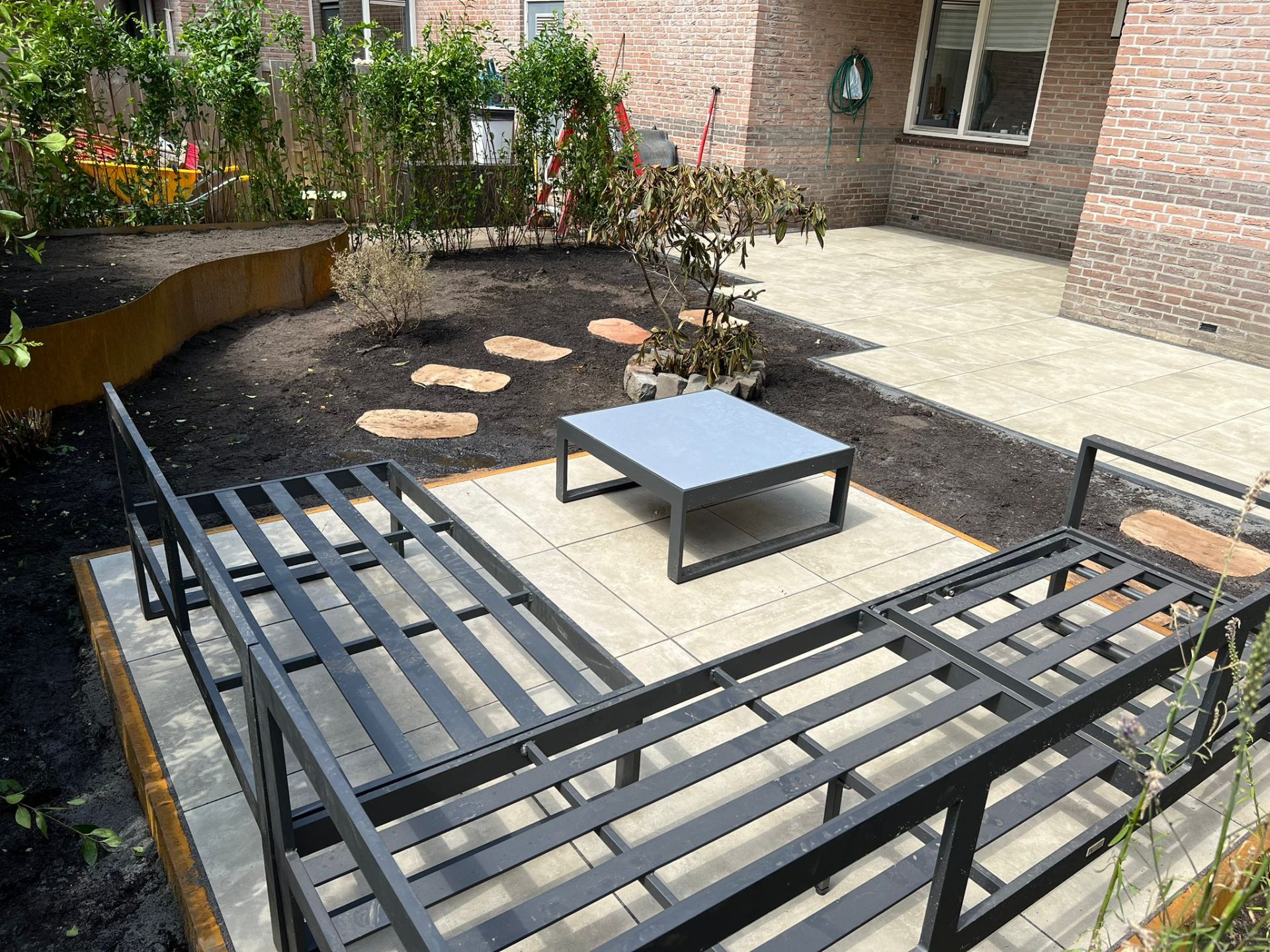 Moderne achtertuin met keramiek & loungeset