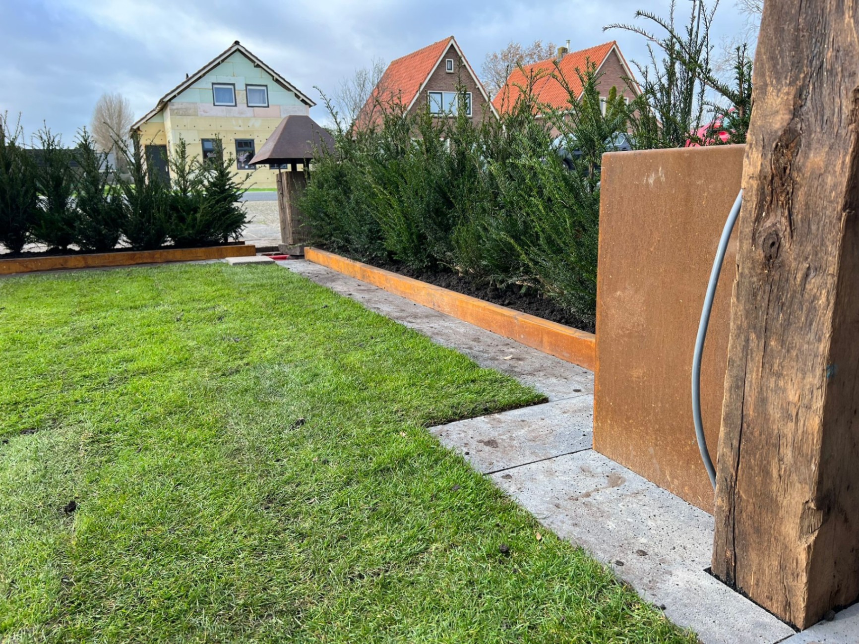 Strak gazon met cortenstaal borders