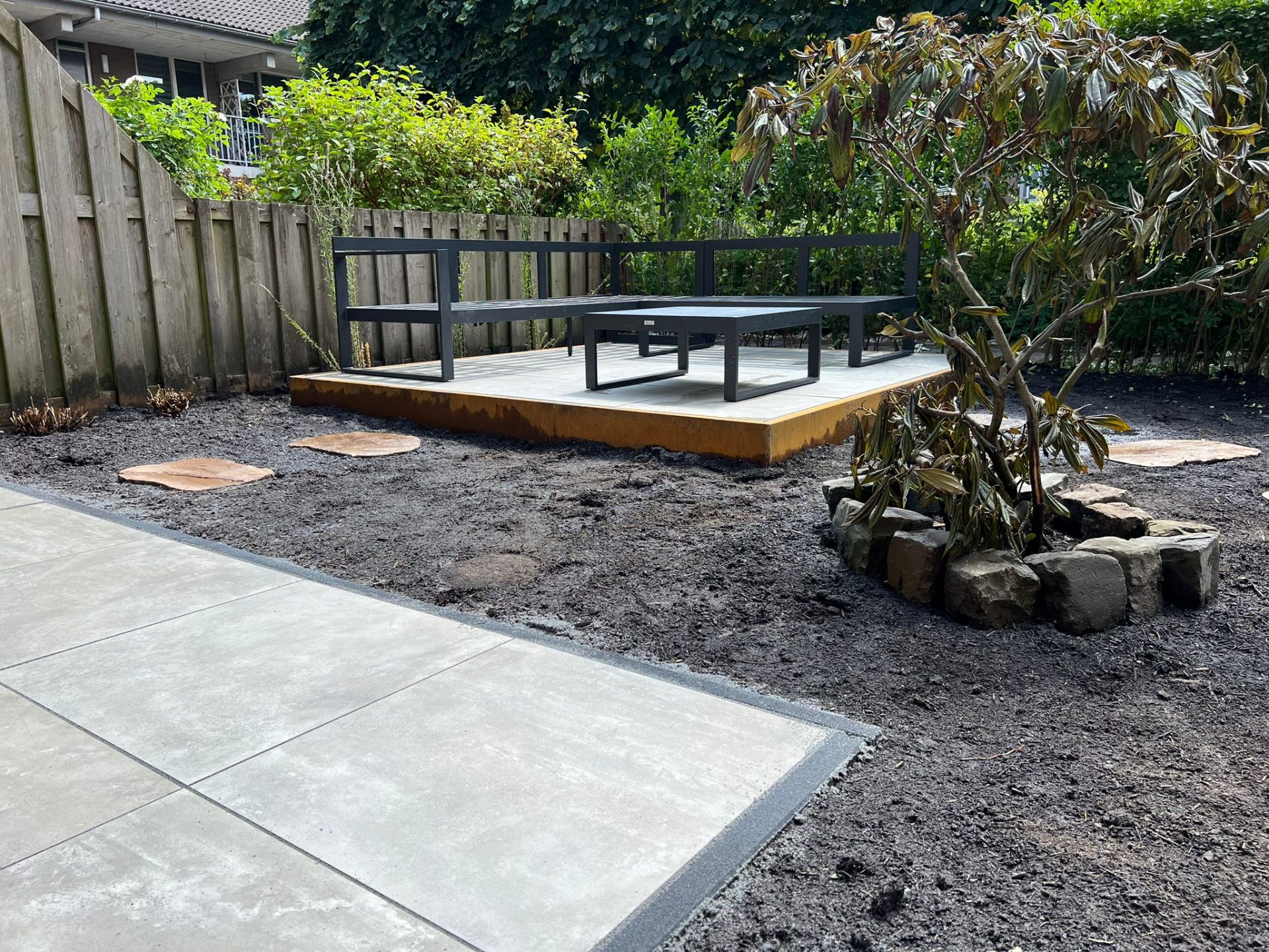 Loungeplateau met cortenstaal randafwerking