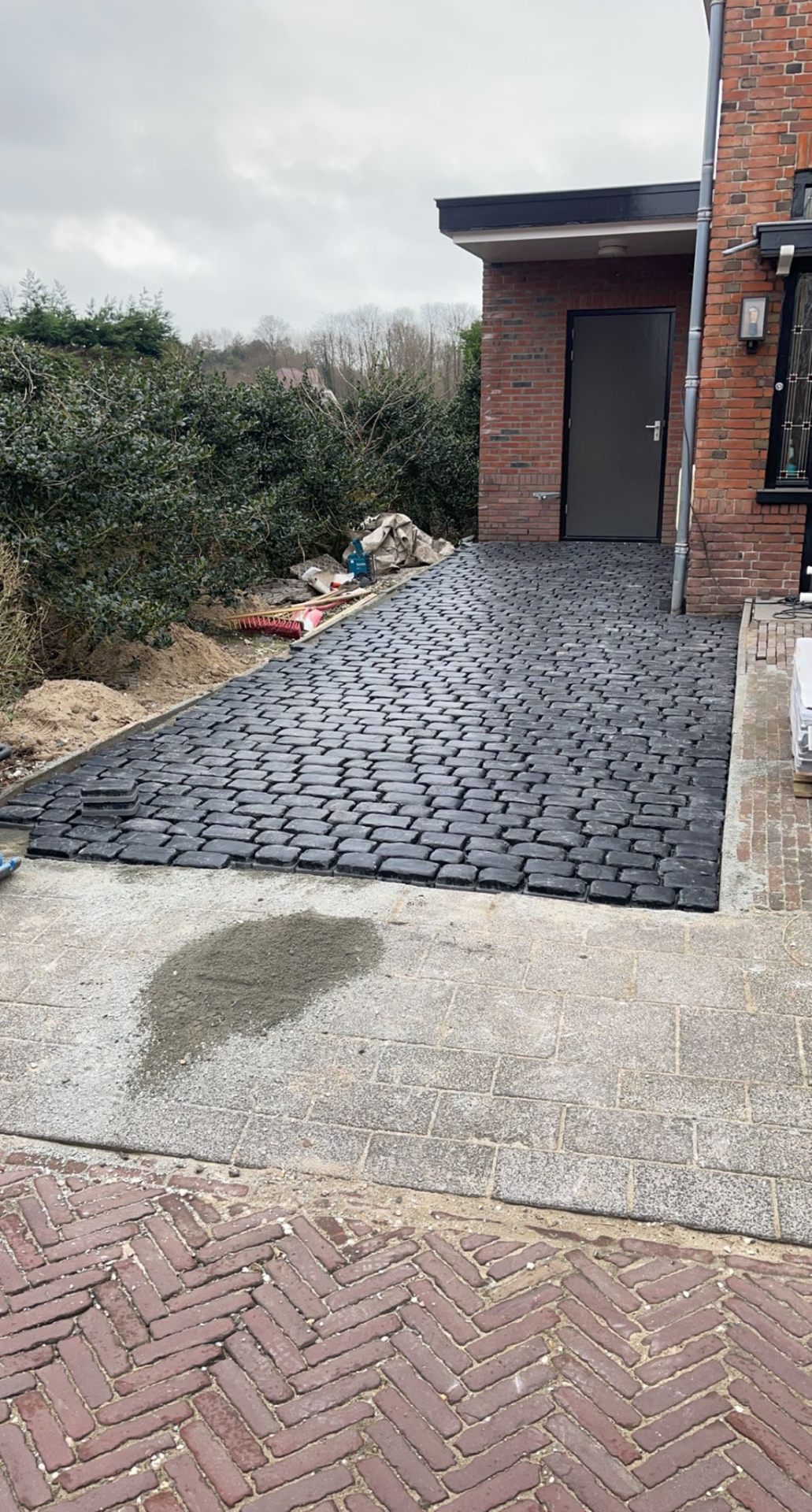 Nieuw aangelegde oprit met donkere klinkers