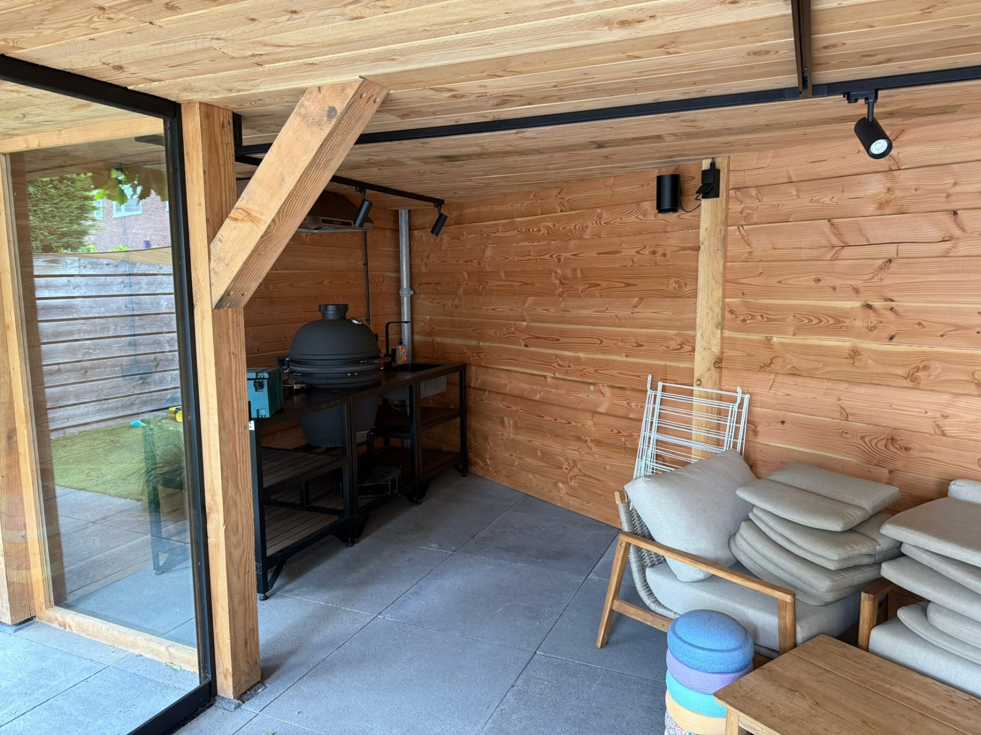 Outdoor kitchen met Big Green Egg