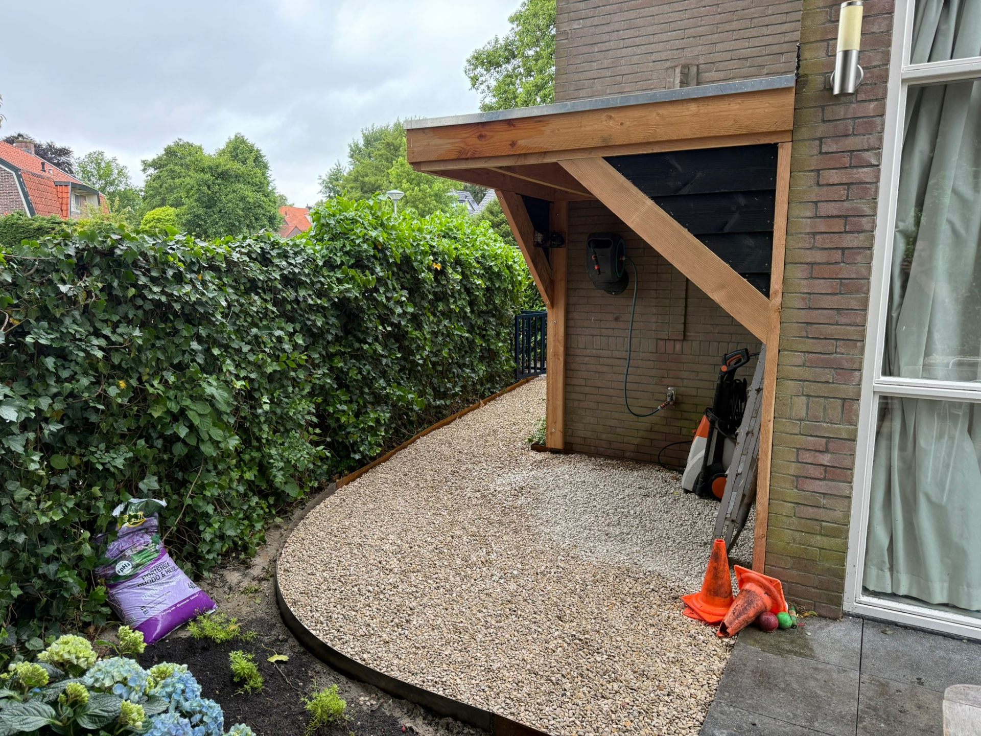 Grindpad onder houten overkapping