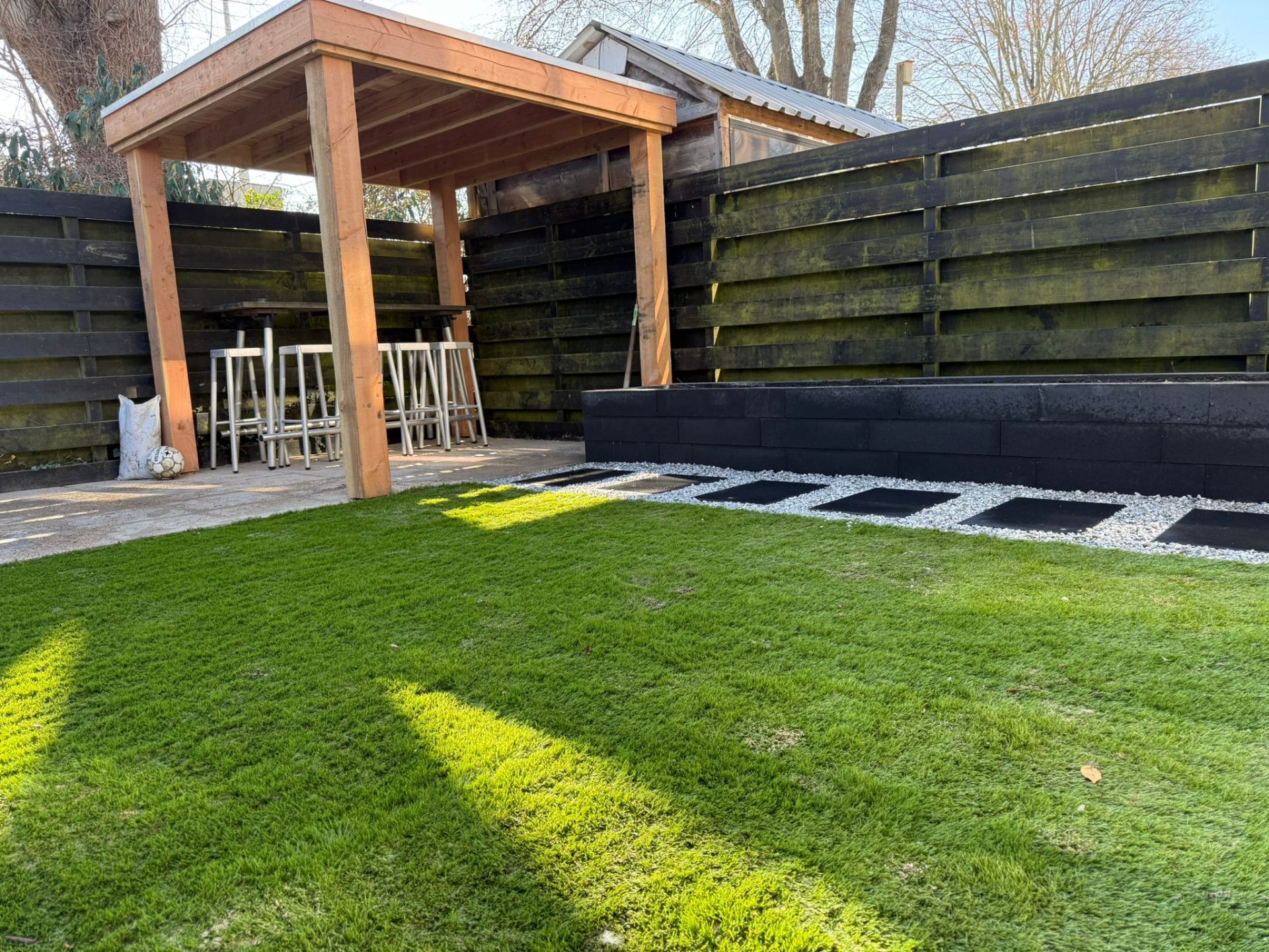 Pergola met bar en grindpartij