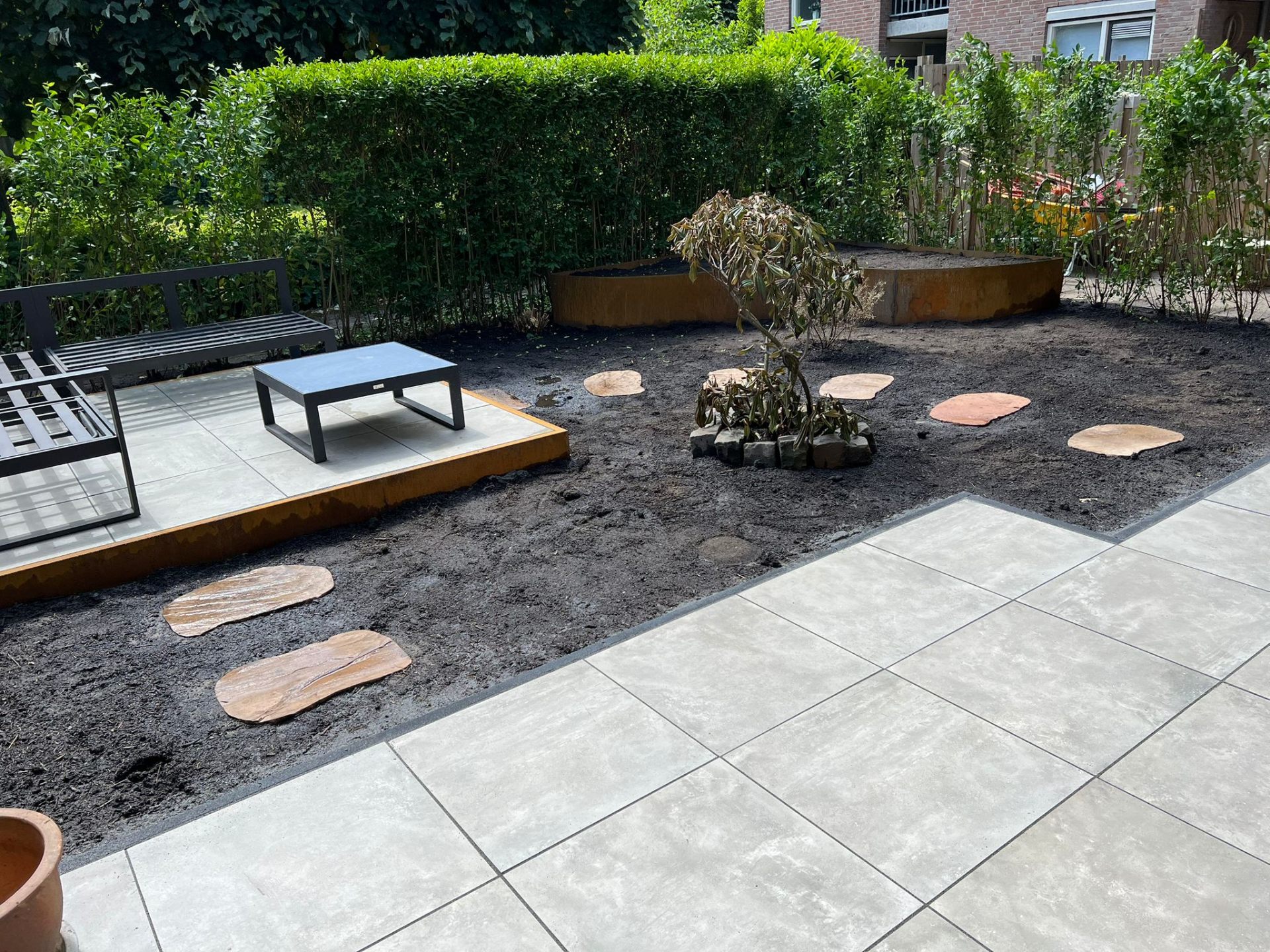 Keramisch terras met verhoogde loungehoek