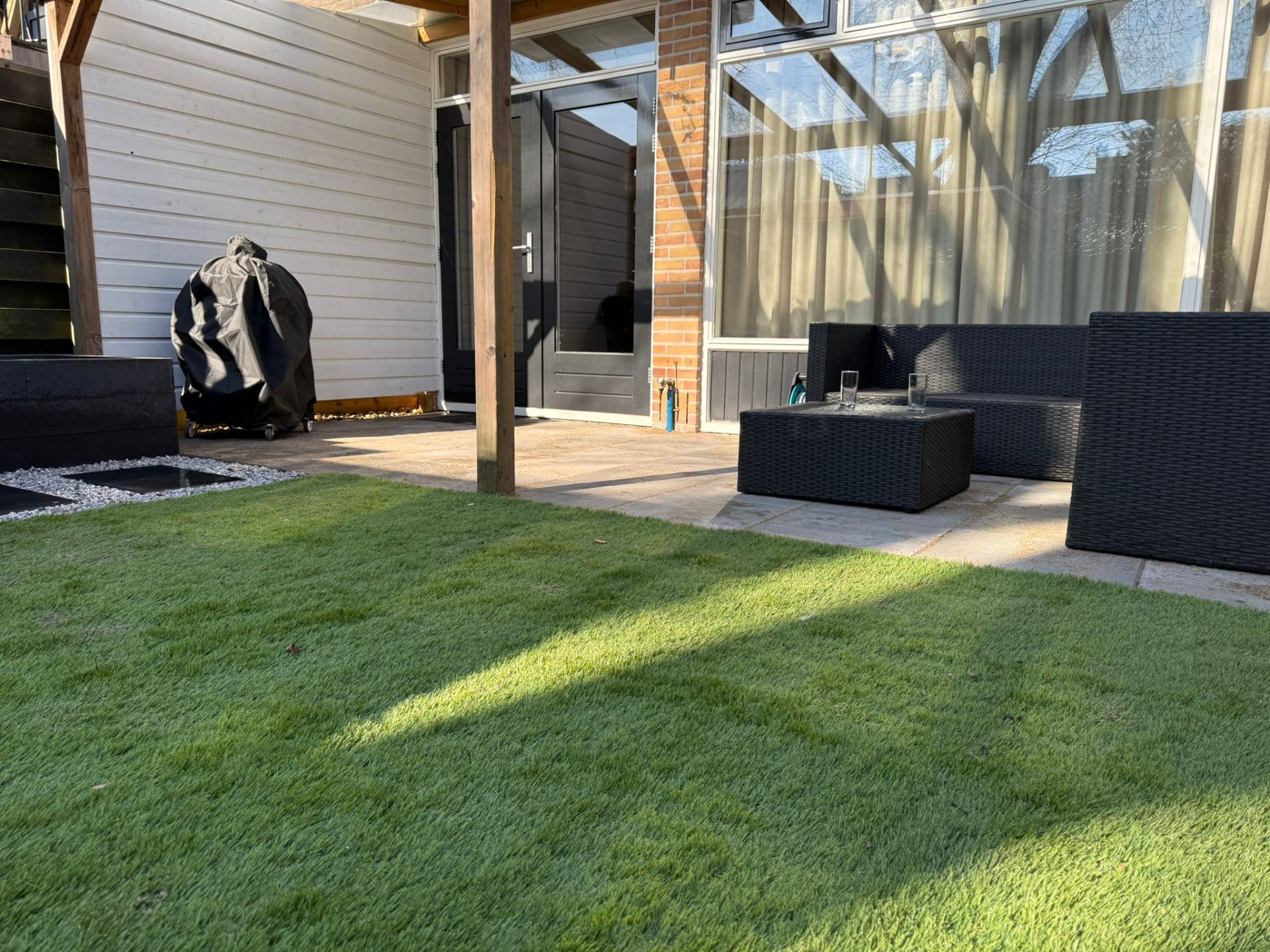Strak gazon en keramisch terras