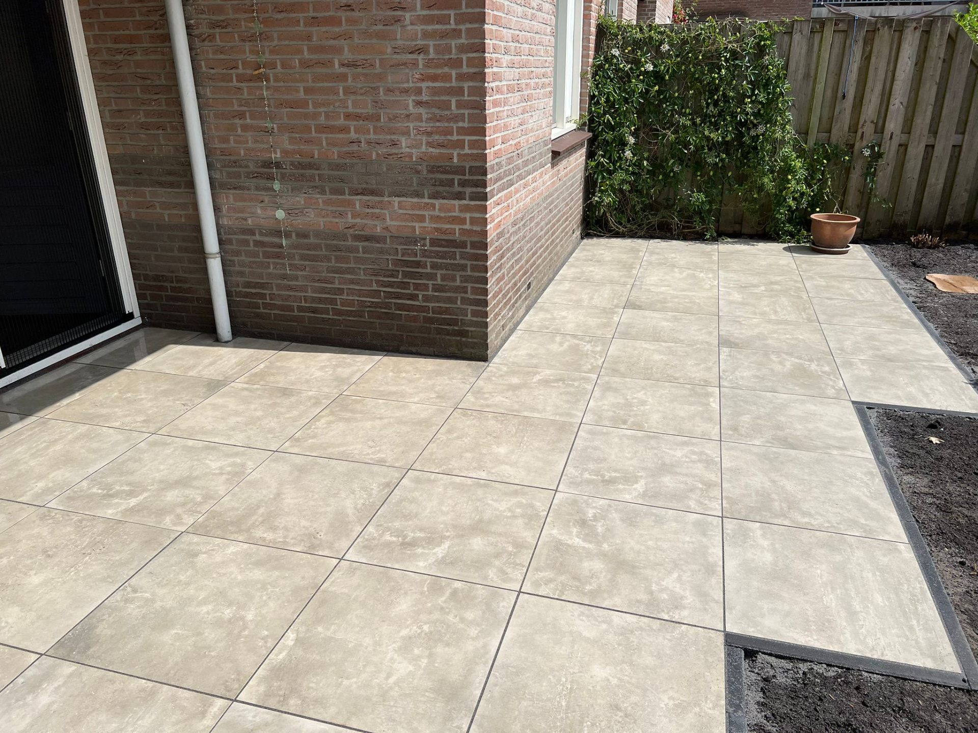 Groot keramisch terras rondom de woning